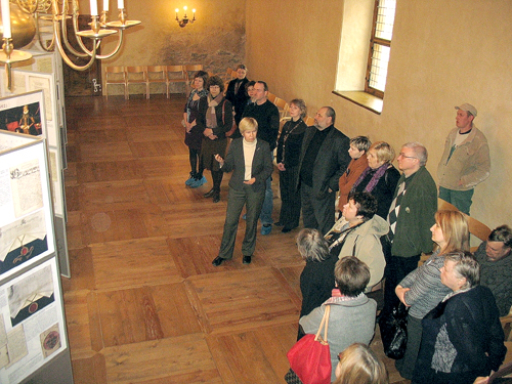 Mārīte Jakovļeva interesentus veda nelielā ekskursijā un stāstīja par notikumiem Ketleru hercogistē. 
Autors: Uldis Varnevičs