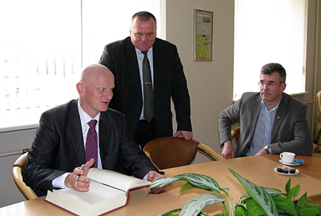 Ministrs Gaidis Bērziņš Bauskas novada domē parakstās goda viesu grāmatā.
Autors: Vilnis Auzāns