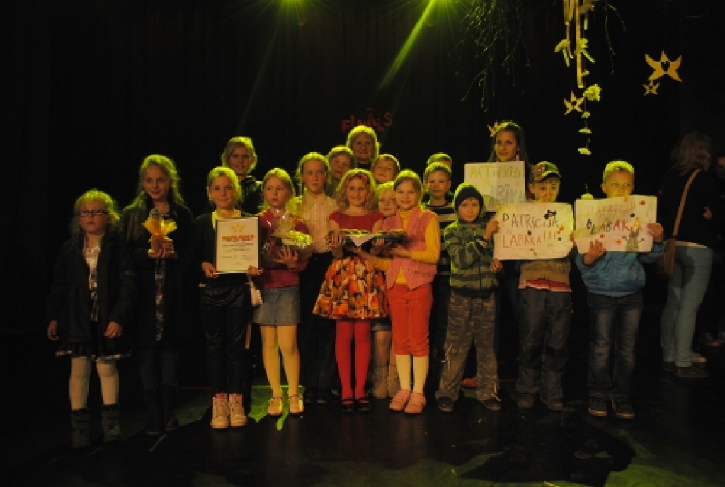 Biedrības «Iecavas Jauniešu padome» rīkotā talantu izrādīšanas sarīkojuma «Manas sirds talants» finālā uz skatuves kāpa gan dziedātājas, gan dejotāji, hiphopa cienītājs un ģitārists.
Autors: Kristaps Ābelnieks