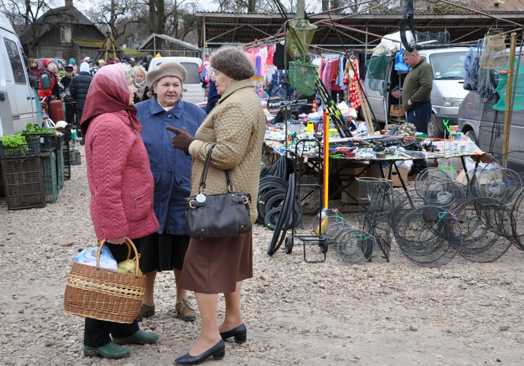 Tirgus laukums Vecumniekos ir arī vieta, kur ļaudis satiekas un pārspriež notikumus pagasta un novada dzīvē.
Autors: Žanna Zālīte
