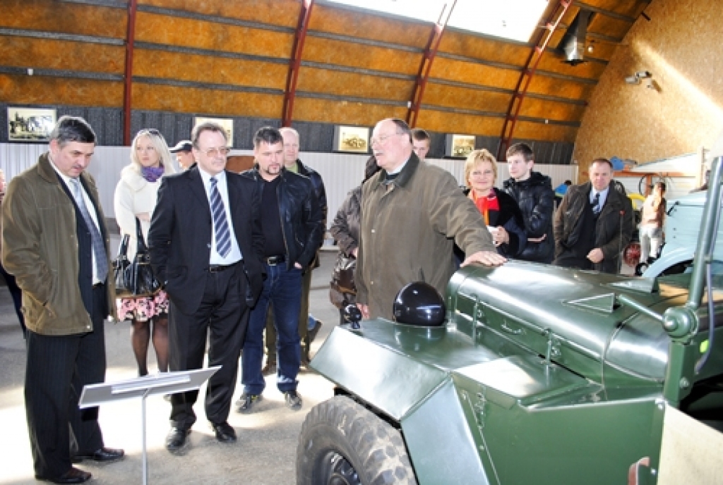 Komersanti no Bauskas, Jelgavas un Jēkabpils darba vizīti 12. aprīlī sāka ar Rīgas motormuzeja filiāles Bauskā iepazīšanu. No kreisās – baušķenieki Indulis Pētersons, Uldis Kolužs, ekskursiju vada muzeja speciālists Māris Bērziņš. 
Autors: Uldis Varnevičs