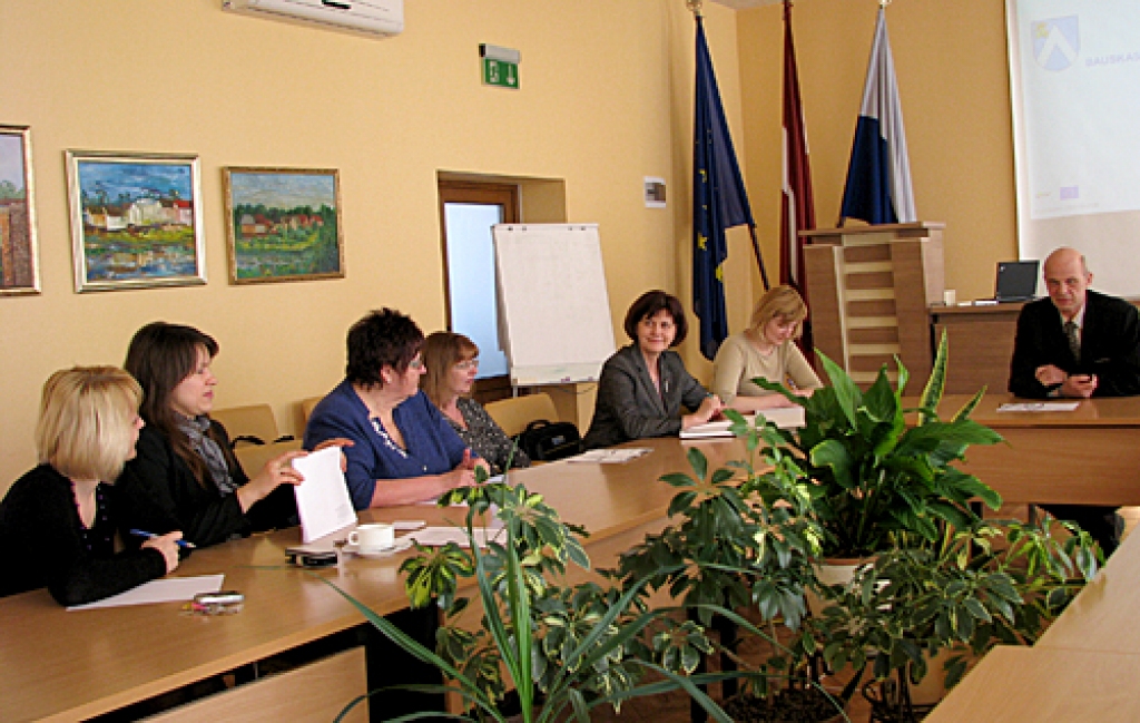 Daži domes speciālisti, daži iestāžu vadītāji otrdien, 10. aprīlī, bija ieradušies uz diskusiju par Bauskas novada ilgtspējīgas attīstības stratēģijas 2012. līdz 2030. gadam pirmo redakciju.
Autors: Vilnis Auzāns