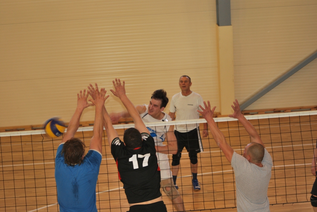 Lieldienu volejbola turnīrā sīva cīņa notika par katru punktu. 
Autors: Uldis Varnevičs