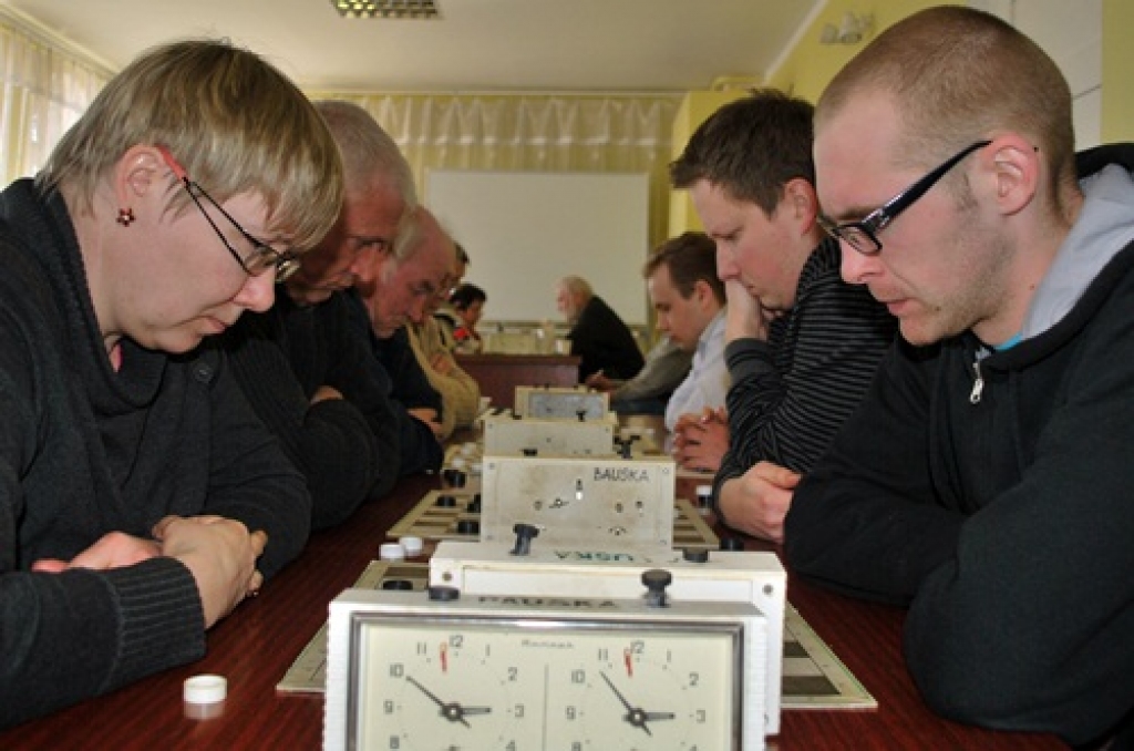 Mārtiņš Junkurēns (no labās) spēlē pret Regīnu Pironenu. Blakus M. Junkurēnam – Jānis Fārnests. 
Autors: Uldis Varnevičs