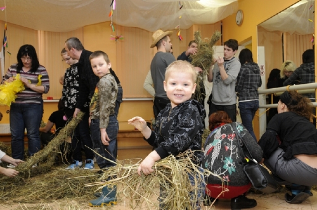 Tradicionāla ir Lieldienu zaķu meistarošana Rundālē. 
Autors: No «Bauskas Dzīves» arhīva.