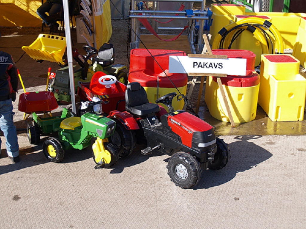 Zemnieku atvases varēja iemēģināt lieliskus rotaļu braucamos, gluži kā īstus traktorus, pacēlājus, kokvedējus, ekskavatorus un citu lauku tehniku. 
Autors: Antra Ērgle