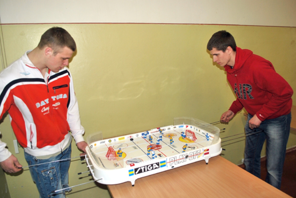 Mārtiņš Neibauers (no labās) uzvarēja galda hokeja turnīrā. 
Autors: Uldis Varnevičs