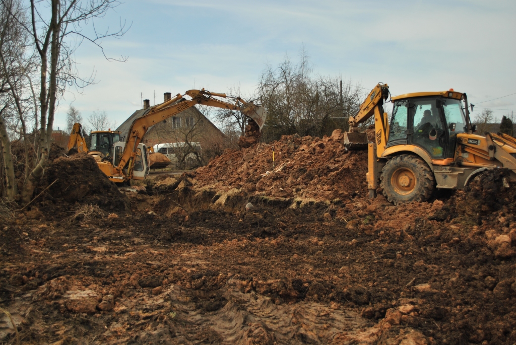 A/S «SIGULDAS BŪVMEISTARS» vēl jārok tikai 250 metru garš tranšeju posms dārziņos pie Īslīces pagasta pārvaldes, tad pievienos vecās līnijas. 
Autors: Uldis Varnevičs