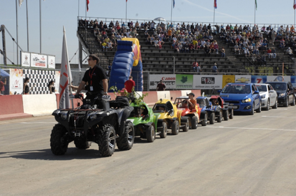 Eiropas čempionāta autokrosā 2. posma sacīkstes sporta kompleksā «Mūsa» Gailīšu pagastā svētdienas, 27. maija, rītā tika atklātas ar dalībnieku krāšņu parādi. Šogad tiešām kupls pulks sportistu, liels skaits skatītāju. Bija ieradusies arī...
Autors: Ivars Bogdanovs