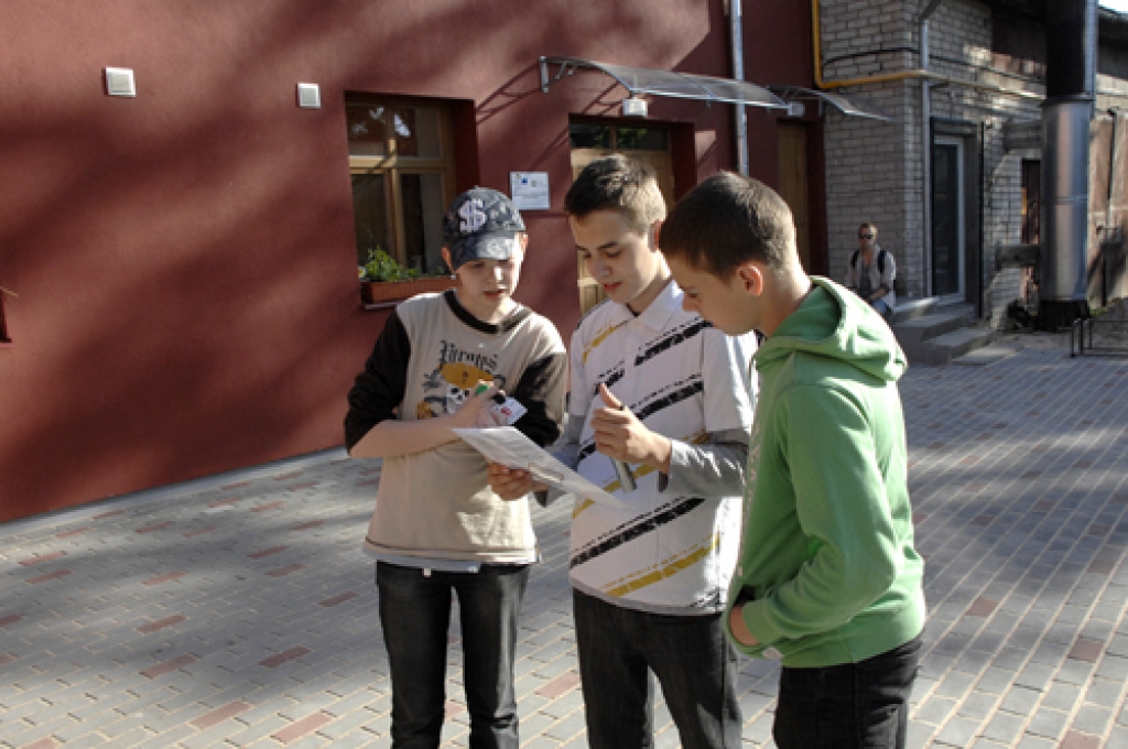 Vairāki desmiti skaļu un skrejošu jauniešu piektdienas, 25. maija, vakarā bija sastopami Bauskas ielās. Jauniešu apvienības «Jums» un Bauskas bērnu un jauniešu centra (BJC) rīkotajās orientēšanās sacensībās «Pavasara vakars galvā»...
Autors: Ivars Bogdanovs