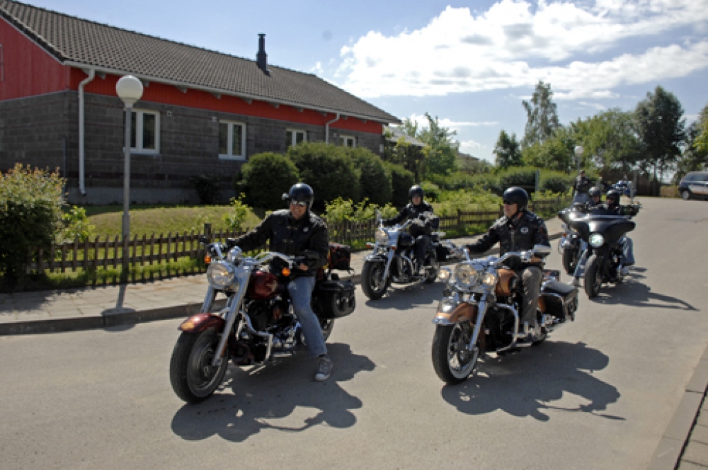 Eiropas valsts motociklistu labdarības brauciena dalībnieki 28. maijā uz vienu dienu ieradās Latvijā, vispirms piestājot Īslīces SOS bērnu ciematā. Kopā ar ciemiņiem bija Kristiāna Lībane-Šķēle, Luksemburgas goda konsule Latvijā. Ciematam...
Autors: Ivars Bogdanovs