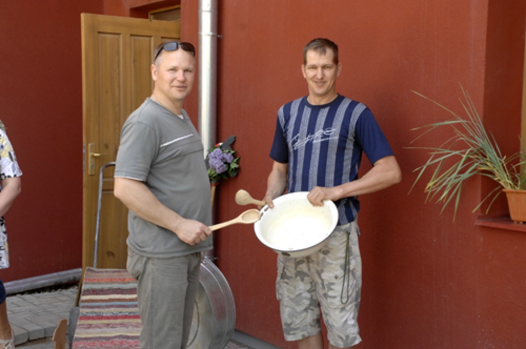 Atraktīvā pasākumā trešdien, 23. maijā, tika atklāts jaunais velosipēdiem domātais statīvs Bauskas Bērnu un jauniešu centra pagalmā. Bauskas BJC speciāliste Tija Bušmane «Bauskas Dzīvei» pastāstīja, ka velonovietni izgatavojis kalējs Uldis...
Autors: Ivars Bogdanovs