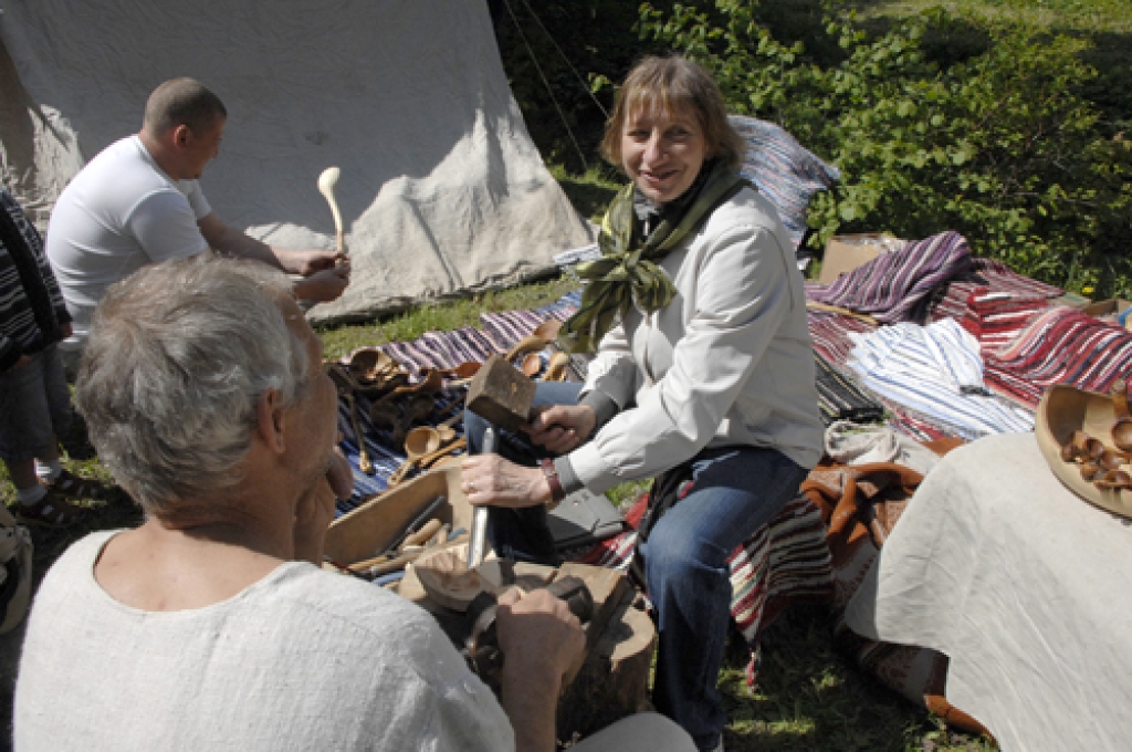 Daudzu uzmanību Mežotnes pilskalna 6. svētkos 19. maijā piesaistīja agro viduslaiku cīņu turnīrs, kurā rīdzinieks Vladimirs Maksimenko ieguva galveno balvu. Plašu atzinību guva amatnieku darbošanās, folkloras kopu uzstāšanās. Lai šos...
Autors: Ivars Bogdanovs
