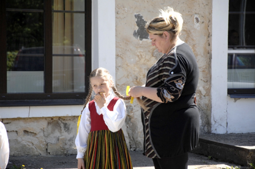 Krāšņa un jautra izvērtās Pelnrušķītes balle trešdien, 9. maijā, Skaistkalnē. Ap 500 dalībnieku te bija pulcējušies uz tradicionālajiem svētkiem «Pavasaris Šēnbergā».
Autors: Ivars Bogdanovs