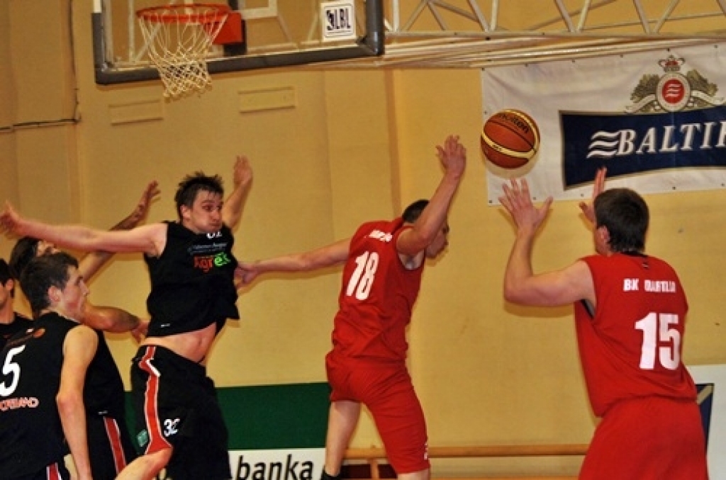 BK «Dartija» otrdien vakarā savās mājās ļoti saspringtā Latvijas Basketbola līgas trešās divīzijas noslēdzošajā finālspēlē ar 85:93 tomēr piekāpās «Vidzemes augstskolai».

Spēles pamatlaiks beidzās neizšķirti 76:76, un uzvarētāju nācās...
Autors: Uldis Varnevičs