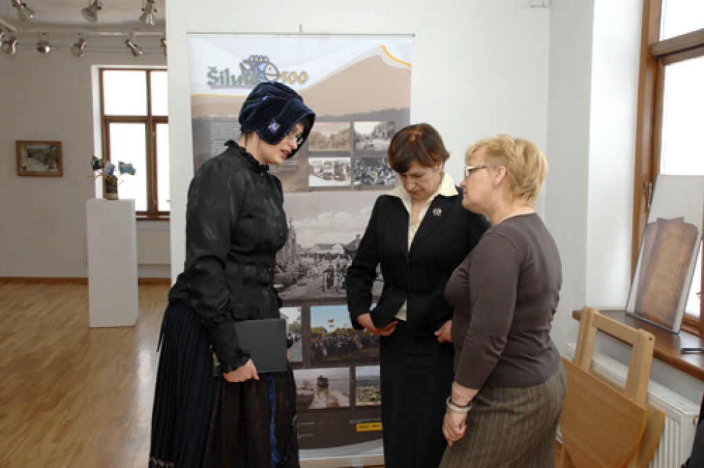 Ceturtdien, 5. maijā Bauskas Novadpētniecības un mākslas muzejā tika atklāta izstāde par Lietuvas pilsētas Šilutes vēsturi.
Šilutieši Bauskas Novadpētniecības un mākslas muzejā izrādīja video materiālu par saviem tautas tērpiem. Izstādes...
Autors: Ivars Bogdanovs