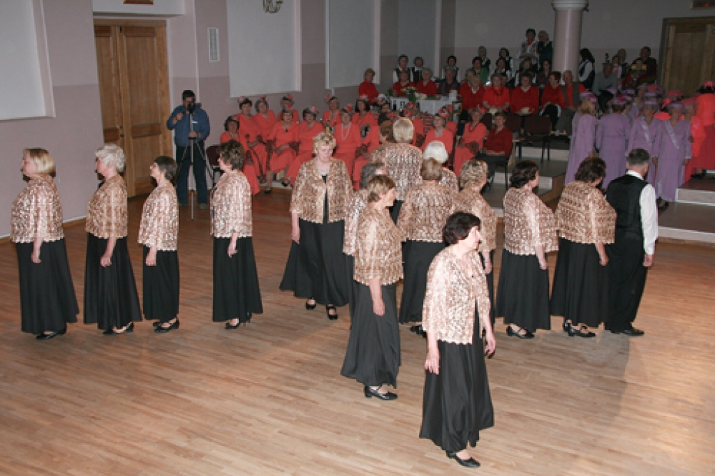 Izsmalcinātas dāmas skaistos tērpos un stalti kungi plūstošās un raitās dejās laidās Zemgales senioru deju kopu sadancī «Nesēdi mājās, nāc piedalies» 5. maijā. Kopumā sarīkojumā piedalījās astoņi kolektīvi. Mūspuses novadus pārstāvēja arī...