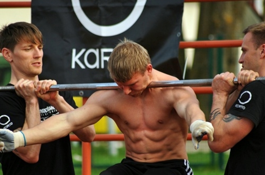 Uz ielu vingrotāju meistarklases pasākumu Bauskas Valsts ģimnāzijas stadionā 28. aprīļa vakarā bija pulcējušies apmēram pussimts jauniešu.

Pasākumu rīkoja Latvijas Ielu vingrošanas sporta biedrība (LIVSB) sadarbībā ar «OKarti». Puiši...
Autors: Uldis Varnevičs