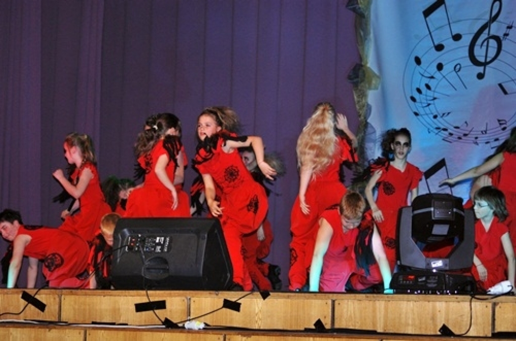 Draudzīgs, aizraujošs un mūsdienīgs pasākums – tā konkursu «Aprīļa pilieni», kas 28. un 29. aprīlī notika Īslīces kultūras namā, vērtē jaunie dziedātāji.

Viskrāšņākais bija laureātu koncerts 29. aprīļa vakarā. Tajā uzstājās 30 dažādi...
Autors: Uldis Varnevičs