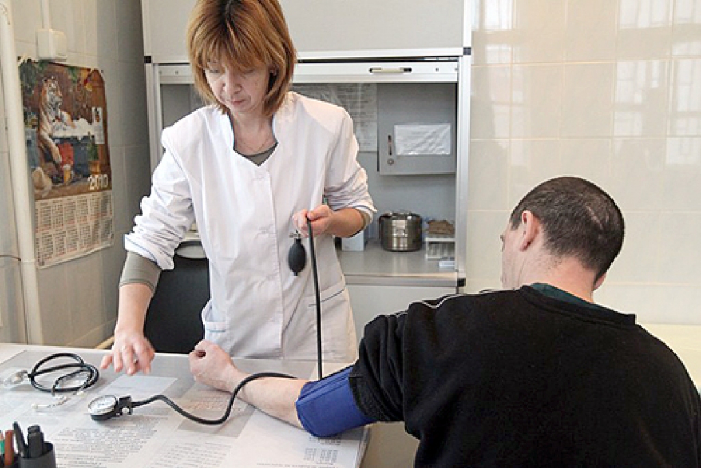 Igaunijā vizīte pie ģimenes ārsta ir bez maksas, gultas vieta slimnīcā 1,6 eiro (apmēram Ls 1,20) dienā, maksimāli 16 eiro neatkarīgi no dienu skaita. 