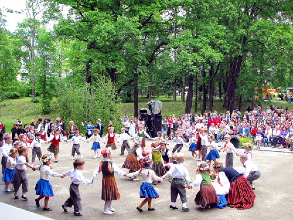 Iecavas novada skolu bērnu sadancošanās un sadziedāšanās svētki «Sadej liels un sadej mazs» bija arī estrādes vasaras sezonas atklāšanas pasākums. 