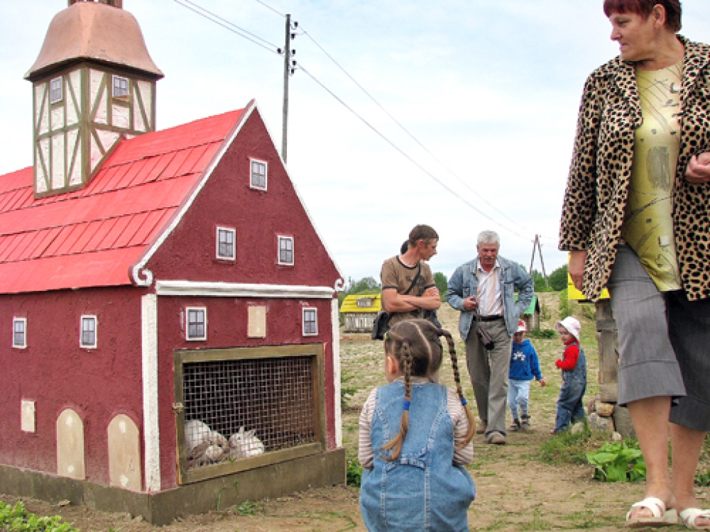 Codes pagasta trušu pilsētiņā viss ir kā īstā pilsētā – te ir namiņi, baznīca, rātsnams. Visur mīt truši.