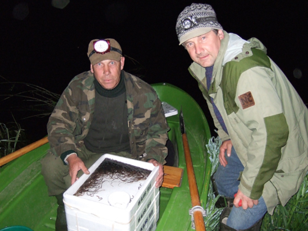 Valērijs Gabrāns (no labās), Bauskas mednieku un makšķernieku biedrības domes loceklis, un biedrības aktīvists Kazimirs Stasjūns aktīvi iesaistījās zušu mazuļu ielaišanas akcijā. 