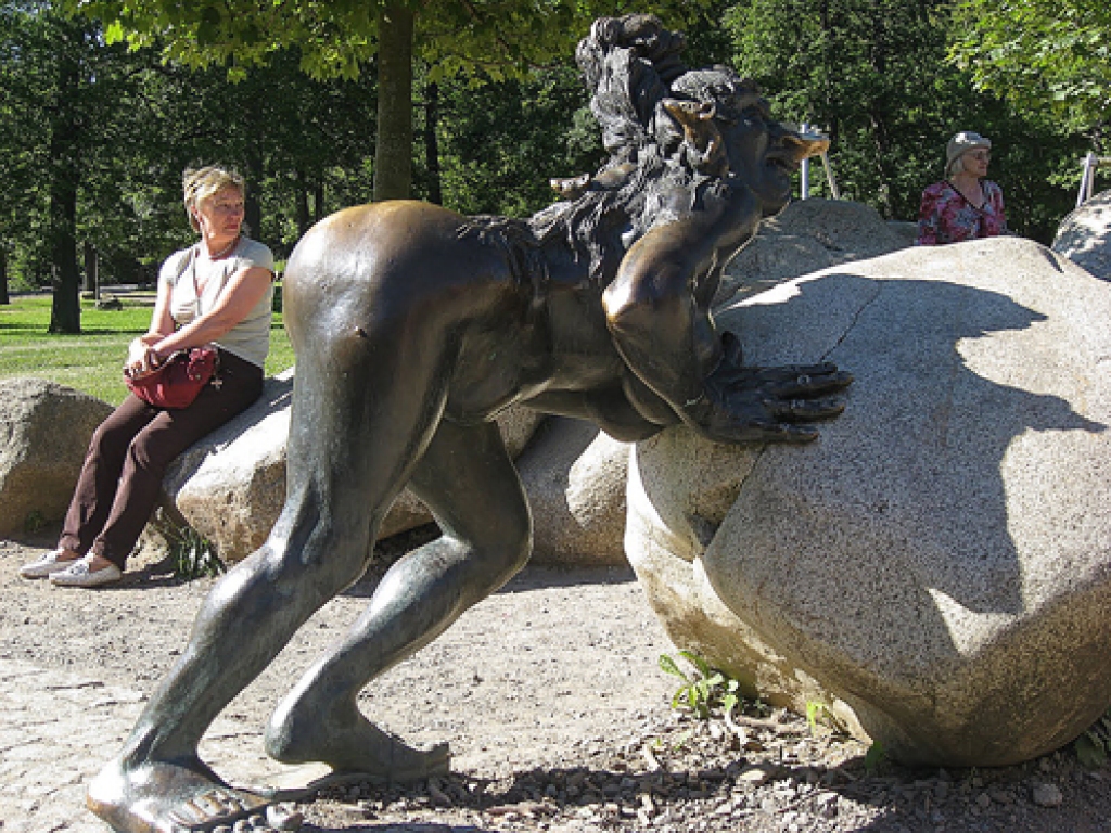 Raganu deju placī, kas atrodas Harca kalnos Vācijā, maija sākumā pabija arī baušķenieku grupa. Daudz jo daudz ekskursantu fotografējas pie spīganas skulptūras. 
