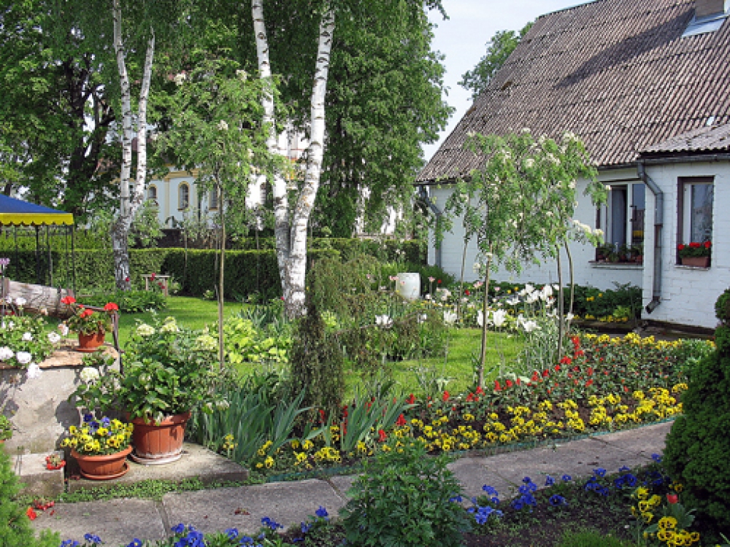 Skaistkalnes klostera puķu dārzs katrā gadalaikā izskatās pievilcīgs.