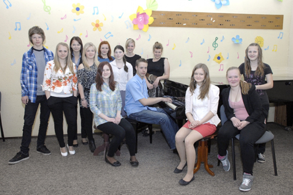 Bauskas mūzikas skolas šī gada beidzēji: pirmajā rindā no kreisās – Agnese Saulīte, Elvis Kaufmanis, Dārta Kataņenko, Anete Zandere, Sintija Ponomarjova, otrajā rindā – Andris Stāmers, Vikija Viktorija Vanaga, Elīna Freimane, Ieva Gudaņeca, Paula Jankova, Anna Cvetkova, Zane Alsberga un Laura Pātaga.