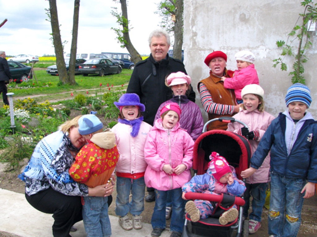 Lilitas un Jāņa Seržānu audžuģimene tiekoties ar Latvijas Bērnu fonda vadītāju Andri Bērziņu.