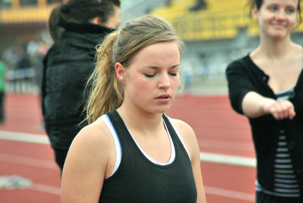 Sintija Landorfa no Uzvaras vidusskolas uzvarēja 100 metru skrējienā.