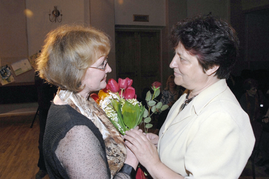 Lāsmu Kugrēnu (no kreisās) sveic Bauskas Valsts ģimnāzijas skolotāja Vija Cerusa.