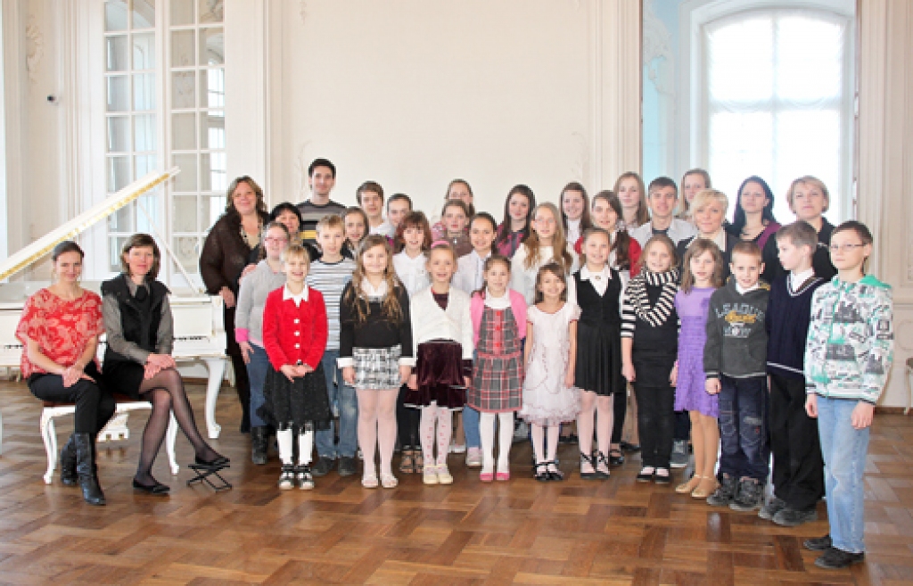 Mūzikas ievirzes audzēkņi pēc ieskaites 7. martā Rundāles pils muzeja Baltajā zālē. 