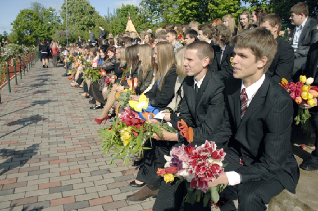 Bauskas Valsts ģimnāzijas devīto un 12. klašu audzēkņi pēdējā zvana dienā 18. maijā. 