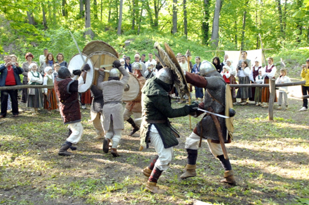 Agro viduslaiku cīņu turnīrs Mežotnes pilskalna svētkos piesaistīja daudzu uzmanību.