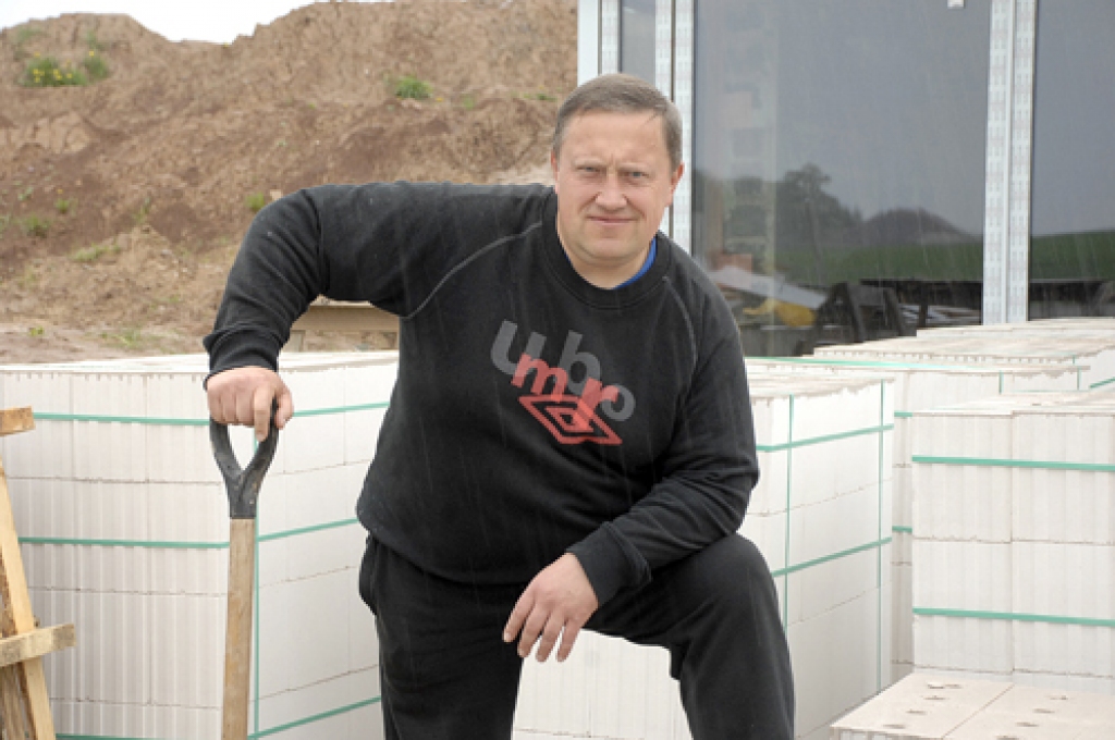 Sarmis Macpans jaunās mājas būvplacī Rundāles novadā uzrok zemi. Ar to celtnieki nodarbojas nelabprāt. 