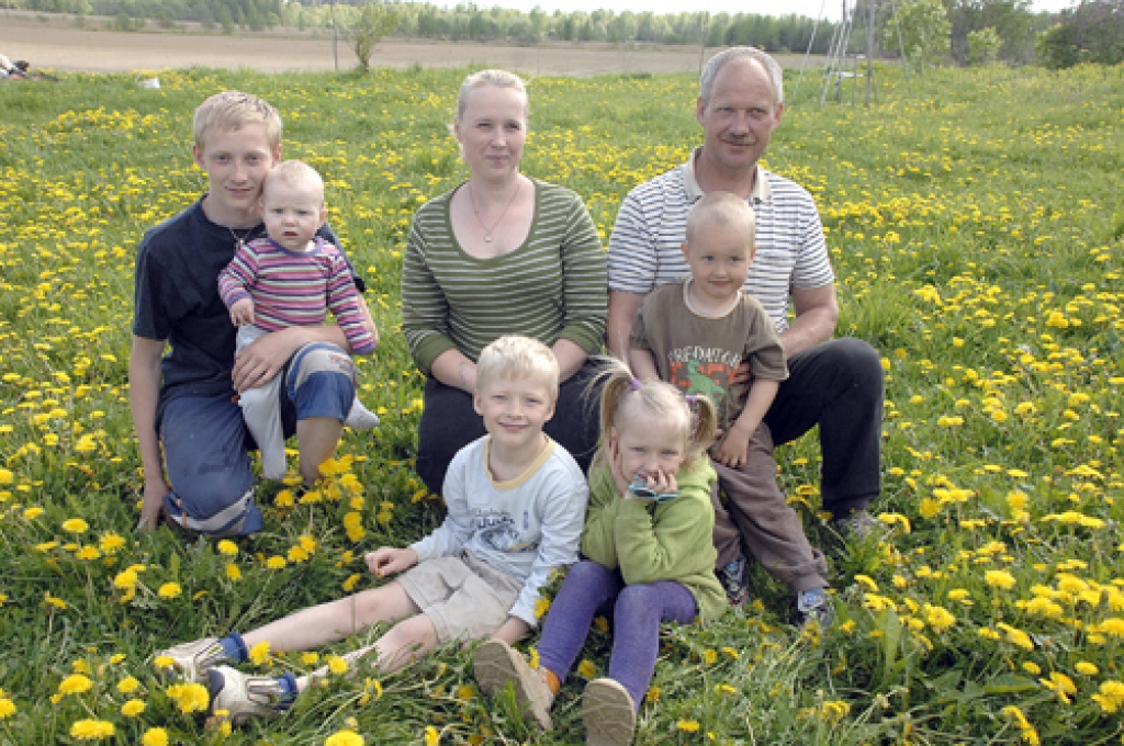 Diānu un Ilgvaru Kauneckaišus, kuri audzina Kasparu, Raiti, Edvardu, Keitu un Mārtiņu, Vecsaules pamatskola raksturo kā kārtīgu, strādīgu, pieticīgu latviešu ģimeni. 