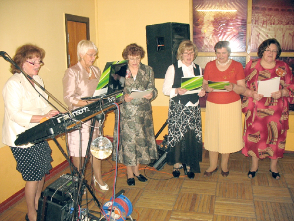 «Progresa» dāmu ansamblis Militas Pīlādzes vadībā. 