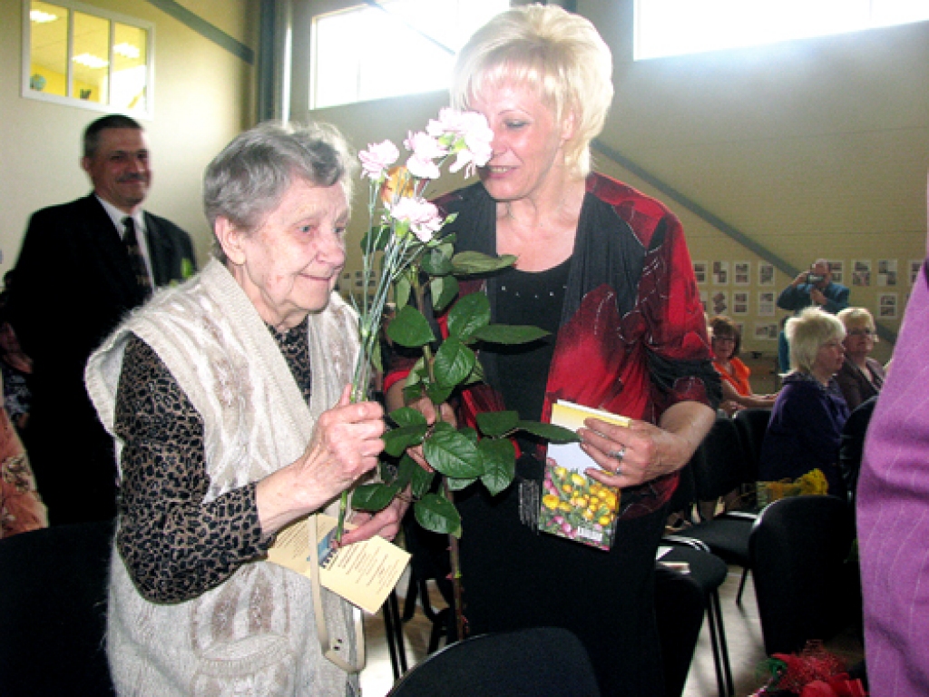 Direktori Daigu Vīlipu (no labās) jubilejā sveic Austra Fedoroviča, kura bija skolas direktore no 1950. līdz 1982. gadam. 