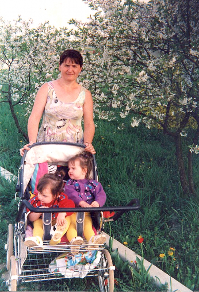 Tatjana ar dvīņumeitām Ingu (no kreisās) un Inu. 