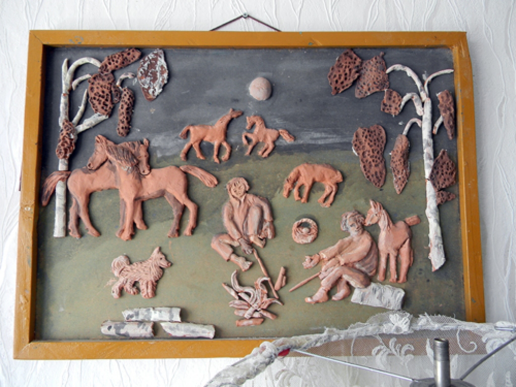 Keramikas gleznās Rozmarija Bārsdele attēlo latvisko  dzīvesveidu.