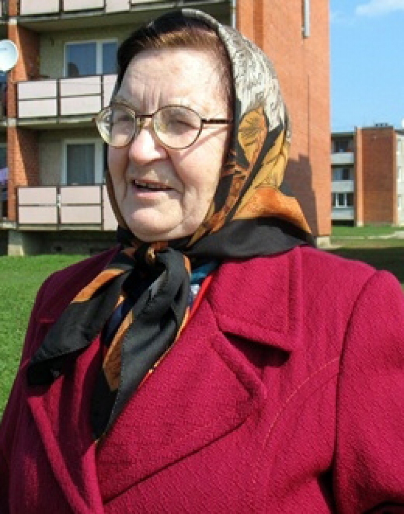 Zira Antoņina, rokdarbniece no Rītausmām, domās velta mīļus sveicienus meitai un mazmeitiņai Anglijā.