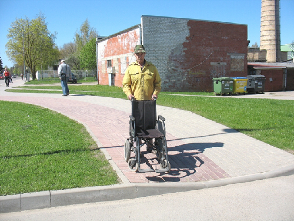 Imants Jankūns rāda pašu nepatīkamāko Dārza ielas trotuāra vietu – būvnieki ir saglabājuši uzkalniņu, kurš traucē gan uzbraukt, gan nobraukt. 