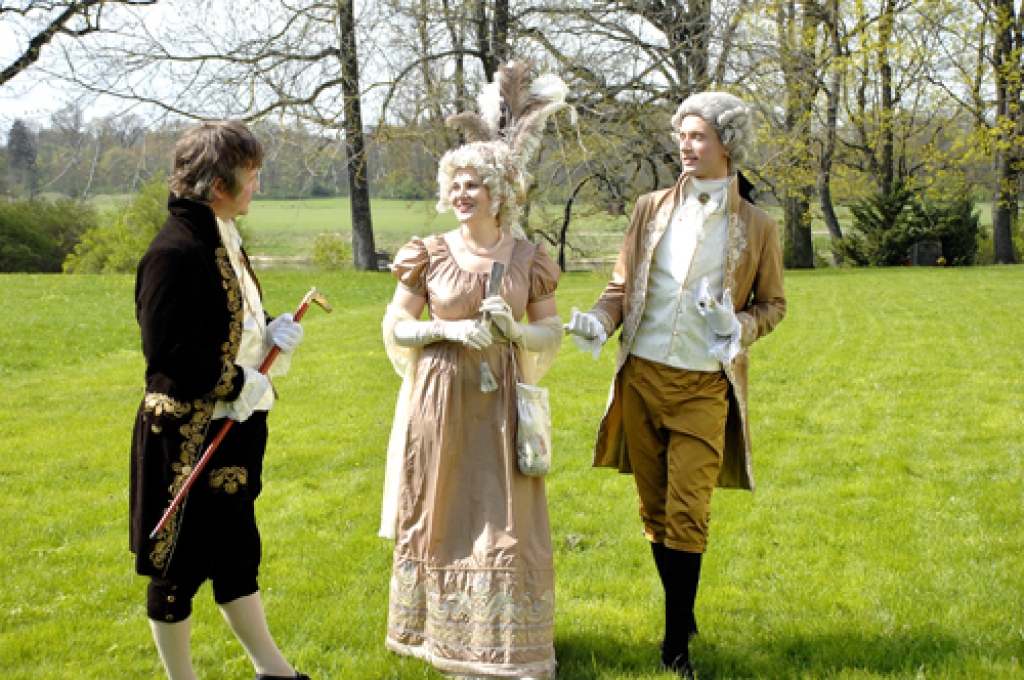 Ampīra stila tērpus demonstrē Mareks Svetličnijs (no kreisās), Elīna Kuzņecova un Olafs Soloveika.