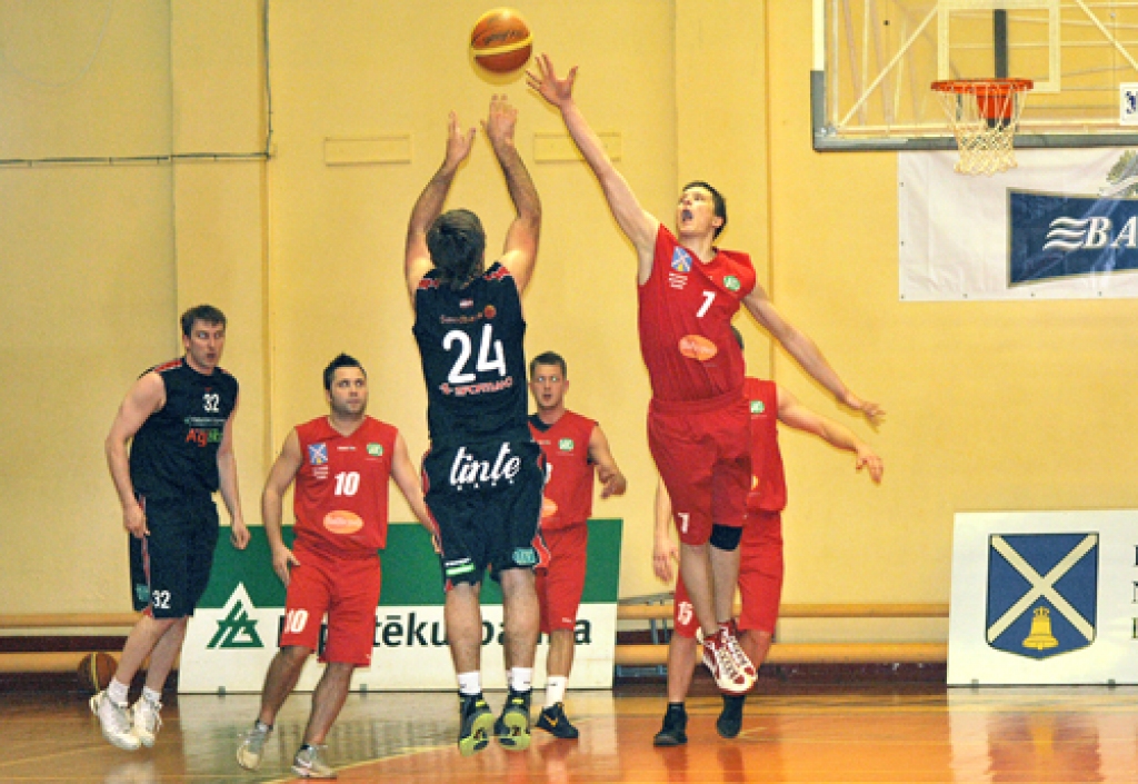 Iecavniekus otrajā mačā Valmierā iegāza neprecīzāki metieni.