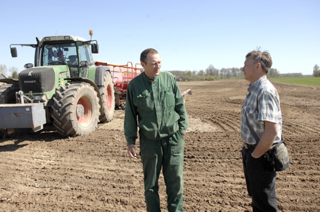 Sergejs Kataņenko (no labās), SIA «Uzvara–Lauks» galvenais agronoms, apsriežas ar traktoristu Zigmundu Kuļikausku.