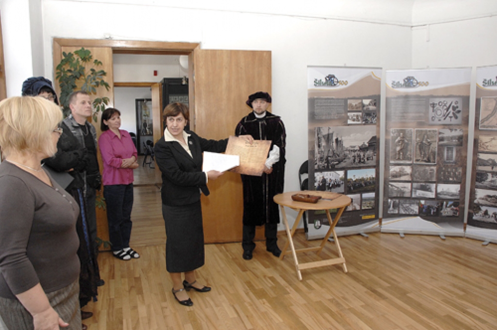 Roze Šikšiene (centrā), Šilutes muzeja vadītāja, pirmo reizi savas pilsētas vēsturi izrāda ārpus Lietuvas.
