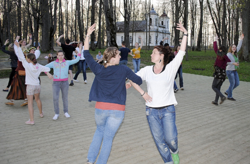 Dejas virpulī laižas spāniete Andrea Maliveo ar vācieti Maiki Venhausu.