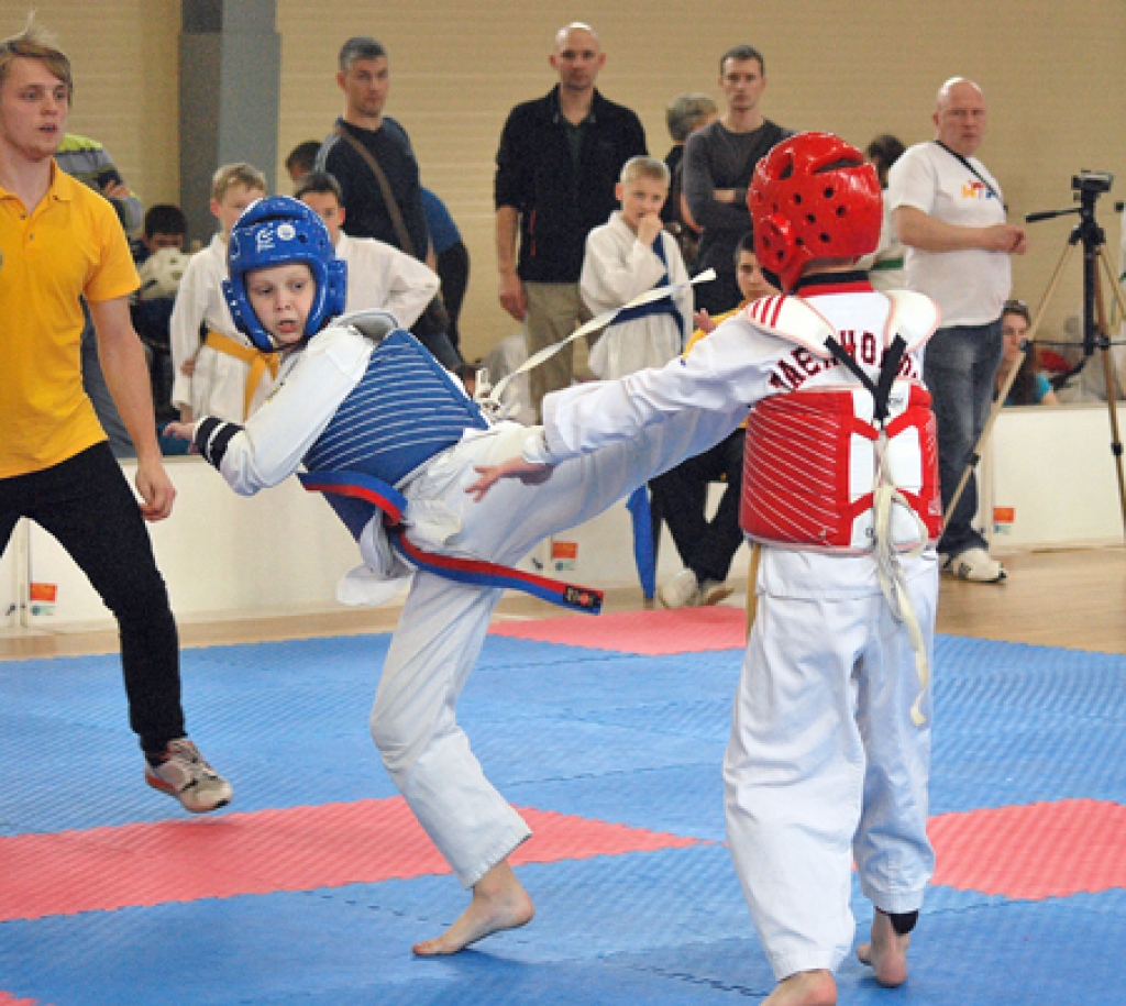 Jānis Biezais (no kreisās) pārliecinoši uzvarēja pirmo cīņu. 